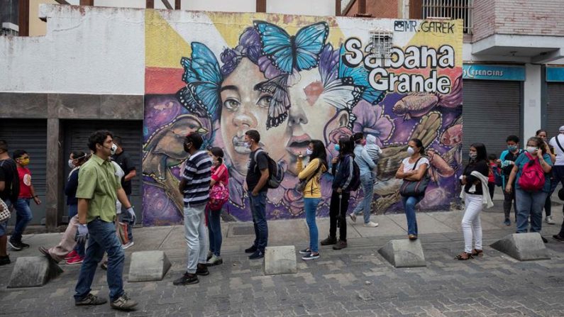 Personas esperan para ingresar a un centro comercial en Caracas (Venezuela). EFE/ Rayner Peña R./Archivo