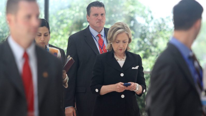 La entonces secretaria de Estado Hillary Clinton (C) mira su teléfono móvil en Hanoi, Vietnam, el 23 de julio de 2010. (Na Son Nguyen/AFP vía Getty Images)
