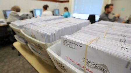 Casi 50,000 votantes obtuvieron boletas incorrectas de voto en ausencia en un condado de Ohio