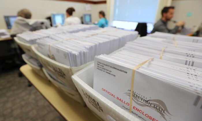 Miles de boletas de votación en ausencia se colocan en las urnas mientras los trabajadores electorales, del condado de Utah, procesan las boletas para las elecciones de mitad de período, en Provo, Utah, el 6 de noviembre de 2018. (George Frey/Getty Images).