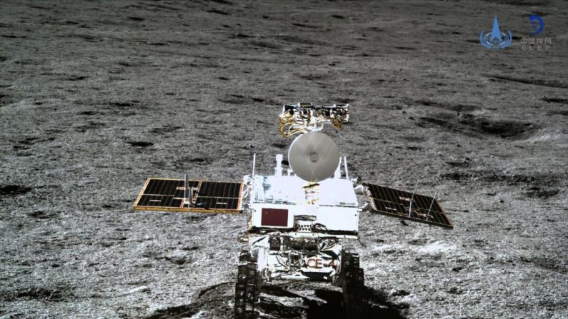 Esta imagen, publicada el 11 de enero de 2019 por la Administración Nacional del Espacio de China (CNSA), a través de CNS, muestra el rover lunar Yutu-2, fotografiado por la sonda lunar Chang'e-4, en el lado opuesto de la luna. (AFP a través de Getty Images)