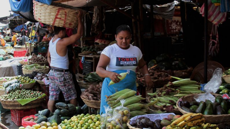 Una mujer organiza las verduras en su puesto en un mercado de Managua (Nicaragua) el 25 de marzo de 2019. (MAYNOR VALENZUELA/AFP a través de Getty Images)