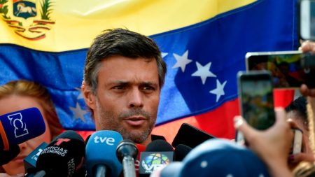 Leopoldo López sale de Venezuela y viajará a España, según su padre