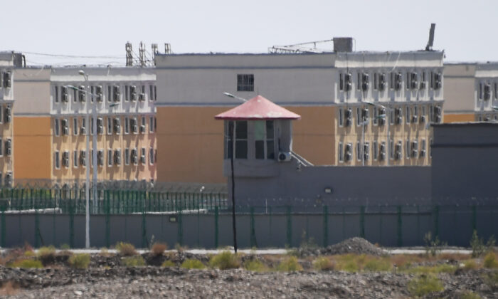 Edificios en el Centro de Servicios de Capacitación para la Educación en Habilidades Vocacionales de la ciudad de Artux, que se cree que es un campo de reeducación donde se encuentran detenidas en su mayoría minorías étnicas musulmanas, al norte de Kashgar, en la región noroeste de Xinjiang de China, el 2 de junio de 2019. (Greg Baker/AFP a través de Getty Images)