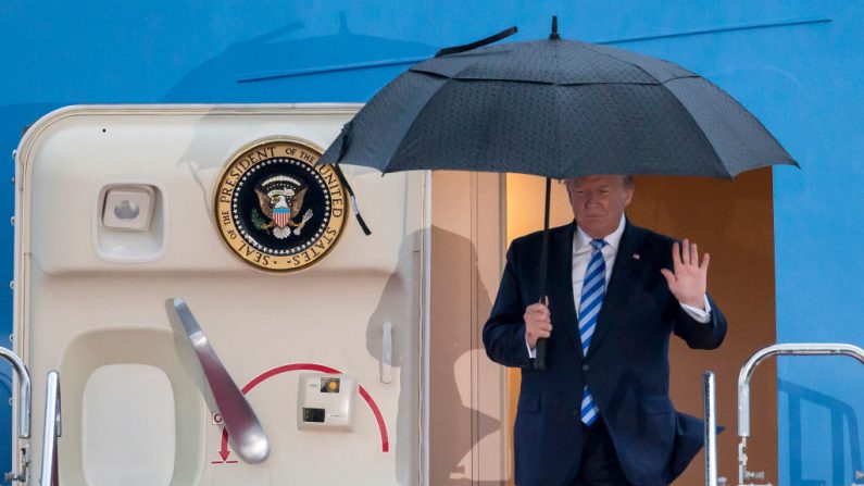 El presidente de Estados Unidos, Donald Trump, sostiene un paraguas cuando llega al Aeropuerto Internacional de Osaka para la Cumbre del G-20, el 27 de junio de 2019, en Osaka, Japón. (Tomohiro Ohsumi/Getty Images)