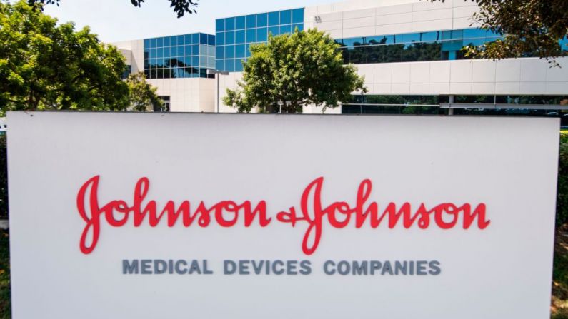 Un logo en la entrada al recinto de Johnson & Johnson en Irvine, California, el 28 de agosto de 2019. (Mark Ralston/AFP vía Getty Images)