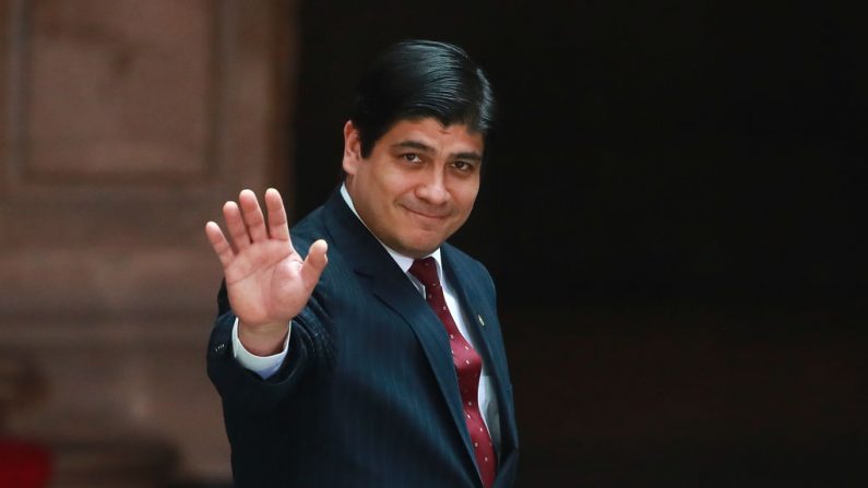 Carlos Alvarado Quesada, presidente de Costa Rica hace un gesto durante una visita de estado a México en el Palacio Nacional el 21 de octubre de 2019 en la Ciudad de México, México. (Foto de Héctor Vivas/Getty Images)