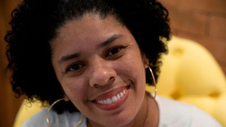Ana Claudia, 37 años, sonríe mientras posa para las fotos durante una entrevista con la agencia AFP en Río de Janeiro, Brasil, el 9 de septiembre de 2019, luego de recibir atención de una ONG de dentistas voluntarios. (CARLOS FABAL/AFP vía Getty Images)