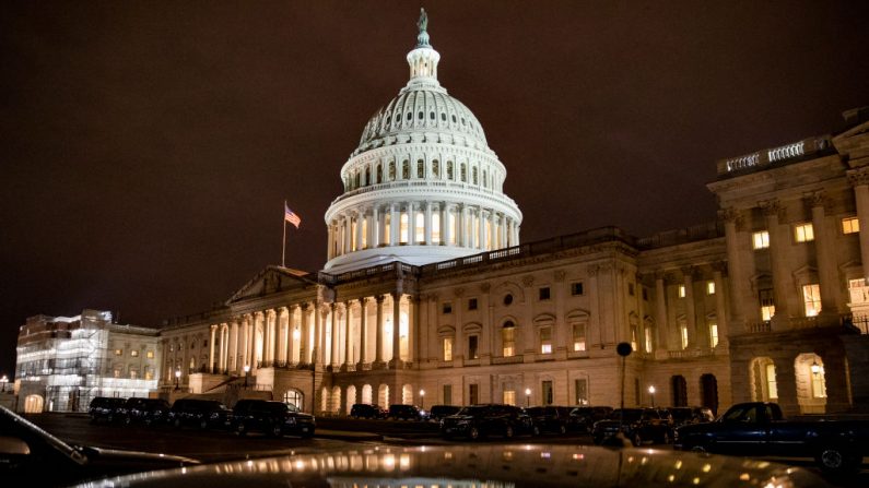 Vehículos personales llenan el lado del Senado del Frente Este del Capitolio de EE.UU. esperando recoger a los senadores y otros funcionarios que se encuentran en su interior el 24 de enero de 2020 en Washington, DC. Imagen de archivo. (Foto de Samuel Corum/Getty Images)