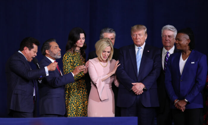 Los líderes religiosos oran por el presidente Donald Trump durante un evento de la campaña "Evangélicos por Trump" que se llevó a cabo en el Ministerio Internacional Rey Jesús, en Miami, Florida, el 3 de enero de 2020. (Joe Raedle/Getty Images)