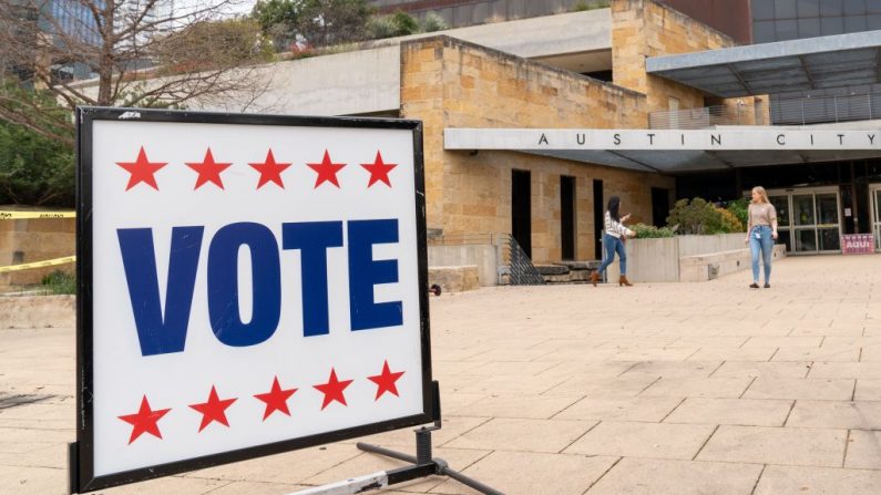 Los votantes entran y salen del Ayuntamiento de Austin durante las primarias presidenciales en Austin, Texas, el Súper Martes 3 de marzo de 2020. (SUZANNE CORDEIRO/AFP a través de Getty Images).