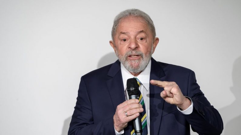 El expresidente brasileño Luiz Inácio Lula da Silva pronuncia un discurso durante un evento sobre el tema "Diálogo sobre la desigualdad con los sindicatos mundiales y el público en general" en el Club de Prensa de Ginebra el 6 de marzo de 2020 en Ginebra (Suiza). (Foto de FABRICE COFFRINI/AFP vía Getty Images)