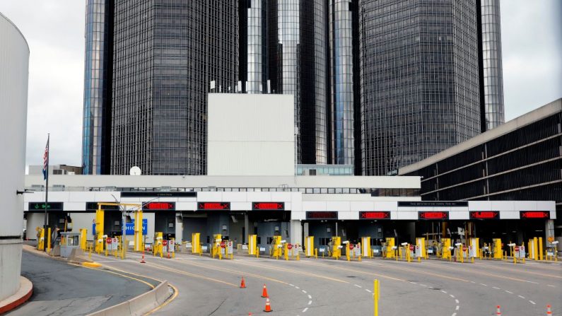 La entrada del túnel Detroit Windsor al área de aduanas en Detroit, Michigan, el 1 de abril de 2020. - Estados Unidos y Canadá acordaron mutuamente, el 18 de marzo de 2020, restringir temporalmente el "tráfico no esencial" en sus fronteras debido a la pandemia de coronavirus. (JEFF KOWALSKY/AFP a través de Getty Images)