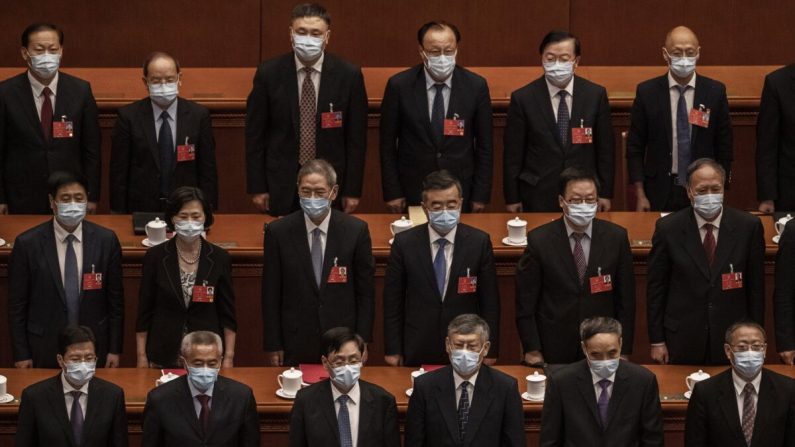 Los delegados del Partido Comunista Chino asisten a la conferencia de la legislatura títere
en Beijing, China, el 28 de mayo de 2020. (Kevin Frayer/Getty Images)