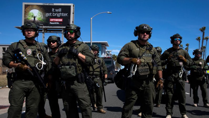 Miembros del equipo SWAT de Huntington Beach se preparan para los manifestantes, después de las violentas manifestaciones en respuesta a la muerte de George Floyd, en Huntington Beach, California, el 31 de mayo de 2020. (Brent Stirton/Getty Images)
