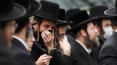 Nueva York odena detener la masiva boda del nieto de un rabino por COVID-19