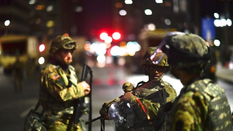 Miembros de la Guardia Nacional de Pensilvania monitorean la actividad fuera del ayuntamiento después de los saqueos generalizados el 3 de junio de 2020 en Filadelfia, Pensilvania. (Foto de  archivo de Mark Makela/Getty Images)