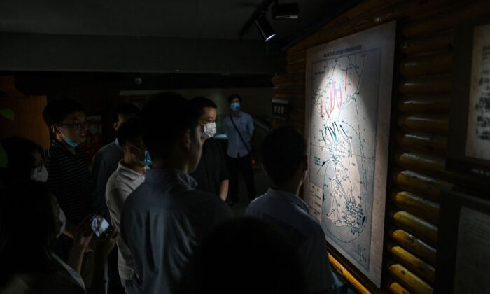 Grupo de chinos miran un mapa de la península de Corea en el Museo Conmemorativo del Ejército Voluntario del Pueblo Chino en Shanghai, China, el 17 de junio de 2020. (HECTOR RETAMAL/AFP a través de Getty Images)
