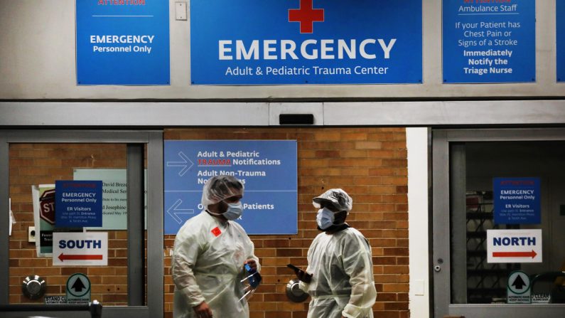 Los trabajadores médicos reciben a pacientes fuera de un área especial de coronavirus en el Centro Médico Maimonides el 6 de mayo de 2020 en el vecindario Borough Park del distrito de Brooklyn de la ciudad de Nueva York. (Spencer Platt/Getty Images)
