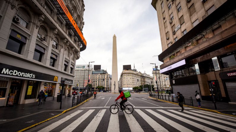 Un repartidor cruza la avenida Corrientes el 2 de julio de 2020 en Buenos Aires, Argentina. (Marcelo Endelli/Getty Images)