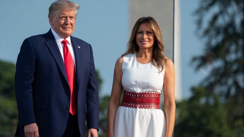 El presidente de Estados Unidos Donald Trump y la primera dama Melania Trump son los anfitriones del evento "Salute to America" de 2020 en el Jardín Sur de la Casa Blanca en Washington, DC, el 4 de julio de 2020. (SAUL LOEB/AFP vía Getty Images)