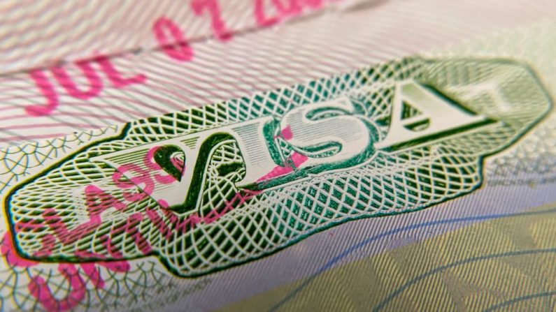 Esta foto ilustra un sello de visado en un pasaporte extranjero en Los Ángeles ( EE.UU.) el 6 de junio de 2020. (Foto de CHRIS DELMAS/AFP vía Getty Images)
