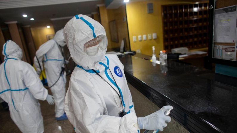 Un miembro del personal médico desinfecta la recepción del vestíbulo del hotel convertido en un hospital para personas con COVID-19 el 20 de julio de 2020 en Caracas, Venezuela. (Foto de Leonardo Fernández Viloria/Getty Images)