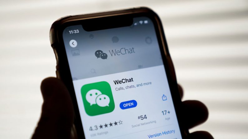 En esta foto ilustrativa, la app WeChat se muestra en la App Store en un iPhone de Apple el 7 de agosto de 2020 en Washington, DC. (Drew Angerer/Getty Images)