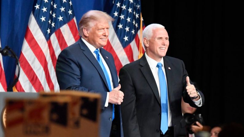 El presidente de Estados Unidos, Donald J. Trump, y el vicepresidente Mike Pence, saludan a los delegados en el primer día de la Convención Nacional Republicana en el Centro de Convenciones de Charlotte el 24 de agosto de 2020, en Carolina del Norte. El evento se tituló "Honrando la Gran Historia Estadounidense". (David T. Foster III-Pool/Getty Images)