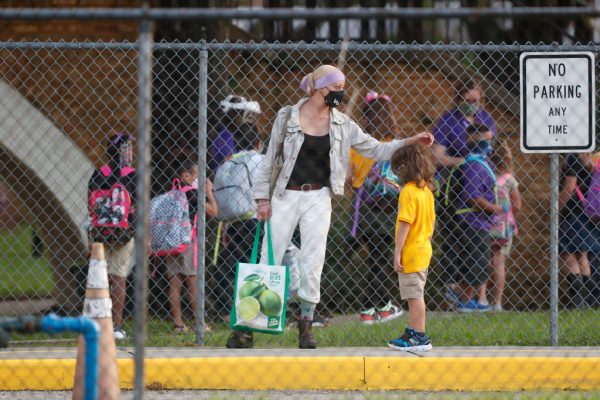 Los estudiantes vuelven a la escuela primaria de Seminole Heights el 31 de agosto de 2020 en Tampa, Florida (EE.UU.). (Foto de Octavio Jones/Getty Images)