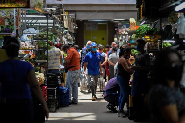 La gente compra en el mercado municipal de Chacao en Caracas (Venezuela) en medio de la pandemia del covid-19 el 3 de septiembre de 2020. (Foto de FEDERICO PARRA/AFP vía Getty Images)