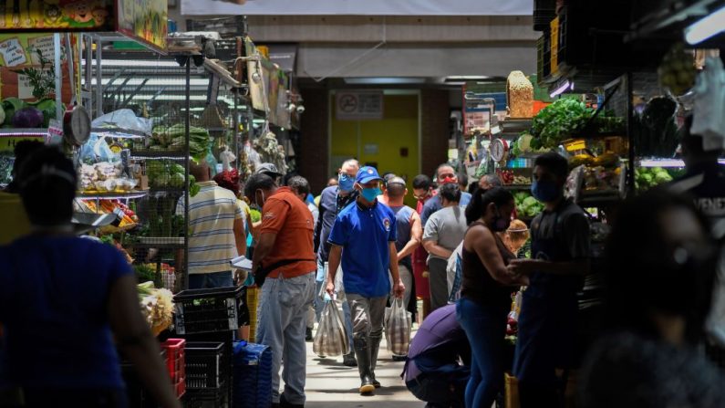 La gente compra en el mercado municipal de Chacao en Caracas (Venezuela) en medio de la pandemia del covid-19 el 3 de septiembre de 2020. (Foto de FEDERICO PARRA/AFP vía Getty Images)