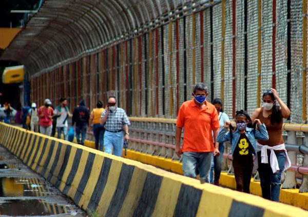 Personas con mascarillas caminan por una calle del centro de San Cristóbal, Venezuela, el 1 de septiembre de 2020, en medio de la nueva pandemia del covid-19. (Foto de CARLOS EDUARDO RAMIREZ/AFP vía Getty Images)