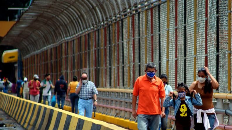 Personas con mascarillas caminan por una calle del centro de San Cristóbal, Venezuela, el 1 de septiembre de 2020, en medio de la nueva pandemia del covid-19. (Carlos Eduardo Ramirez/AFP vía Getty Images)
