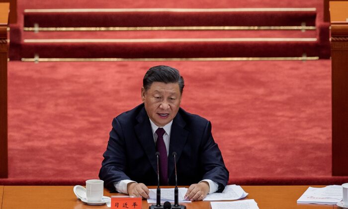 El mandatario chino Xi Jinping pronuncia un discurso durante una ceremonia para honrar a las personas que lucharon contra la pandemia de COVID-19 en Beijing, el 8 de septiembre de 2020. (NICOLAS ASFOURI/AFP vía Getty Images)