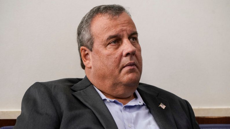 El exgobernador de Nueva Jersey, Chris Christie, escucha al presidente de Estados Unidos, Donald Trump, durante una conferencia de prensa en la sala de reuniones de la Casa Blanca el 27 de septiembre de 2020 en Washington, DC. (Joshua Roberts/Getty Images)