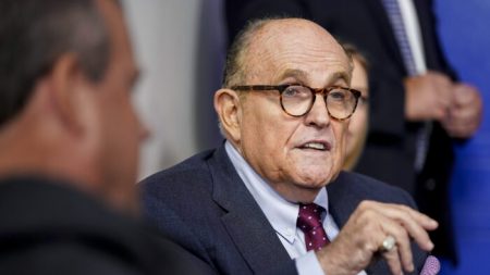 Rudy Giuliani hace denuncia policial relacionada con el presunto portátil de Hunter Biden