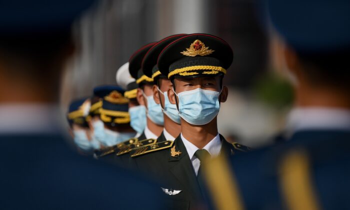 Guardias de honor chinos usando mascarillas se forman en la Plaza Tiananmen de Beijing el 30 de septiembre de 2020. (Noel Celis/AFP a través de Getty Images)