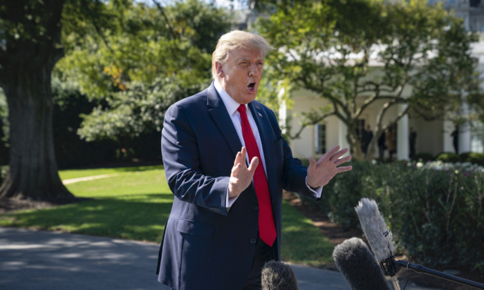 El presidente de Estados Unidos, Donald Trump habla con los periodistas en su camino hacia el Marine One en el jardín sur de la Casa Blanca en Washington el 30 de septiembre de 2020. (Drew Angerer/Getty Images)