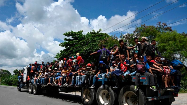 Migrantes hondureños, parte de una caravana que se dirige a EE.UU., son vistos a bordo de un camión en Entre Ríos, Guatemala, después de cruzar la frontera de Honduras, el 1 de octubre de 2020. (Foto de JOHAN ORDONEZ/AFP vía Getty Images)