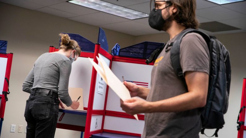 Las personas emitieron sus votos para las elecciones presidenciales de 2020 en un lugar de votación anticipada, el 1 de octubre de 2020, en Alexandria, Virginia. (Sarah Silbiger/Getty Images)