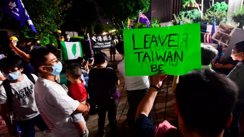 Una persona sostiene una pancarta que dice "Dejen a Taiwán en paz" mientras los manifestantes se reúnen frente al consulado chino en Los Ángeles el 1 de octubre de 2020 durante un día de acción mundial llamado "Resistan a China" (#ResistChina), una campaña mundial contra el régimen del Partido Comunista Chino. (FREDERIC J. BROWN/AFP vía Getty Images)
