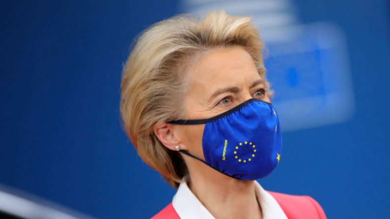 La presidente de la Comisión Europea, Ursula von der Leyen, con una máscara, llega el segundo día de una cumbre de la Unión Europea (UE) en el edificio del Consejo Europeo en Bruselas (Bélgica) el 2 de octubre de 2020. (Foto de OLIVIER MATTHYS/POOL/AFP vía Getty Images)