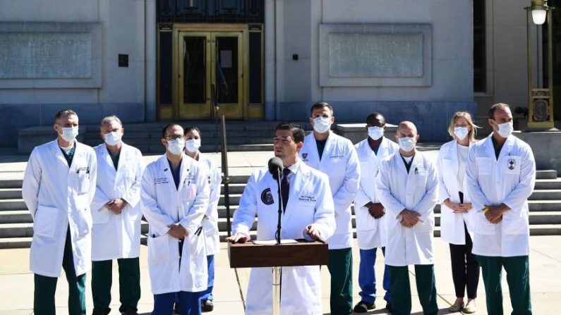 El médico de la Casa Blanca Sean Conley, con personal médico, da una actualización sobre la condición del presidente de los EE.UU. Donald Trump, el 3 de octubre de 2020, en el Centro Médico Walter Reed en Bethesda, Maryland. (BRENDAN SMIALOWSKI/AFP vía Getty Images)