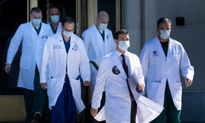 El médico de la Casa Blanca Sean Conley (2º por la dcha.) y otros médicos salen para informar sobre la condición del presidente de los Estados Unidos, Donald Trump, en el Centro Médico Walter Reed en Bethesda, Maryland, el 3 de octubre de 2020. (BRENDAN SMIALOWSKI/AFP vía Getty Images)