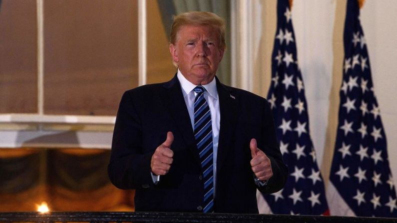 El presidente Donald Trump levanta sus pulgares desde el Balcón Truman tras su regreso a la Casa Blanca desde el Centro Médico Walter Reed (donde se sometió a un tratamiento para Covid-19) el 5 de octubre de 2020. (NICHOLAS KAMM/AFP vía Getty Images)