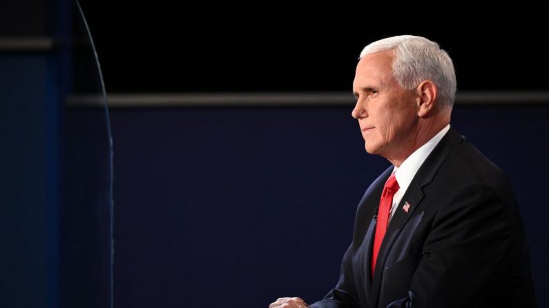 El vicepresidente de Estados Unidos, Mike Pence, participa en un debate en el Kingsbury Hall de la Universidad de Utah el 7 de octubre de 2020 en Salt Lake City, Utah. (ROBYN BECK/AFP vía Getty Images)