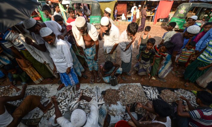 Refugiados Rohingya compran pescado en un mercado del campo de refugiados de Kutupalong en Ukhia el 8 de octubre de 2020. (Munir Uz zaman/AFP vía Getty Images)