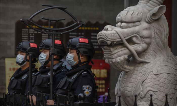 Guardia de seguridad chino en un área comercial en Beijing, China, el 8 de octubre de 2020. (Kevin Frayer/Getty Images)
