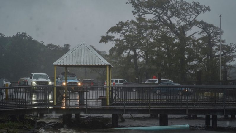 La marea de tempestad comienza cuando el huracán Delta se aproxima el 9 de octubre de 2020 en el Lago Arthur, Louisiana (EE.UU.). (Go Nakamura/Getty Images)